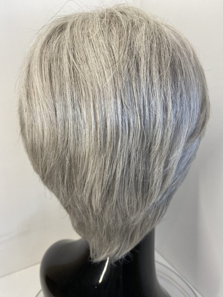 Short grey silver wig. Gss554