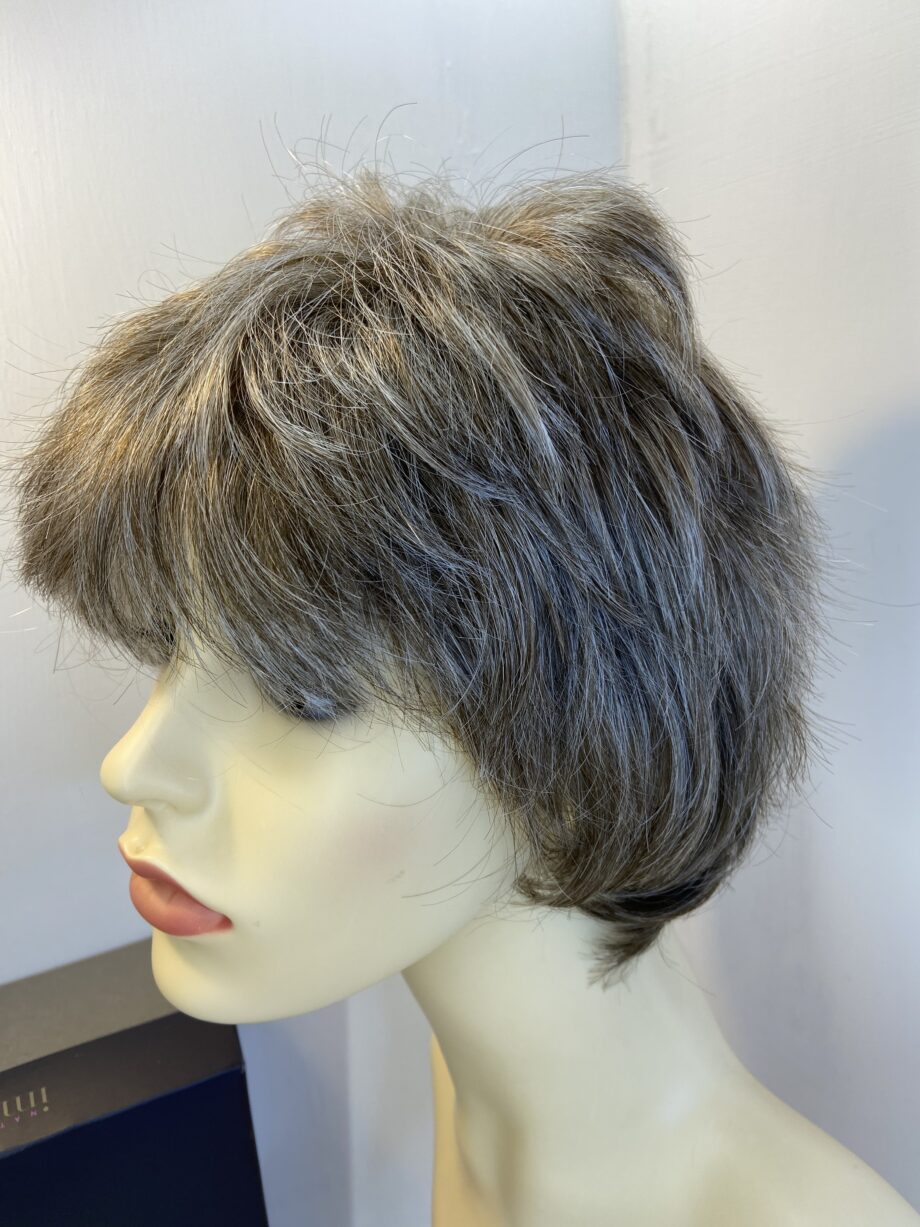 Never worn short brown wig. Bbrss353
