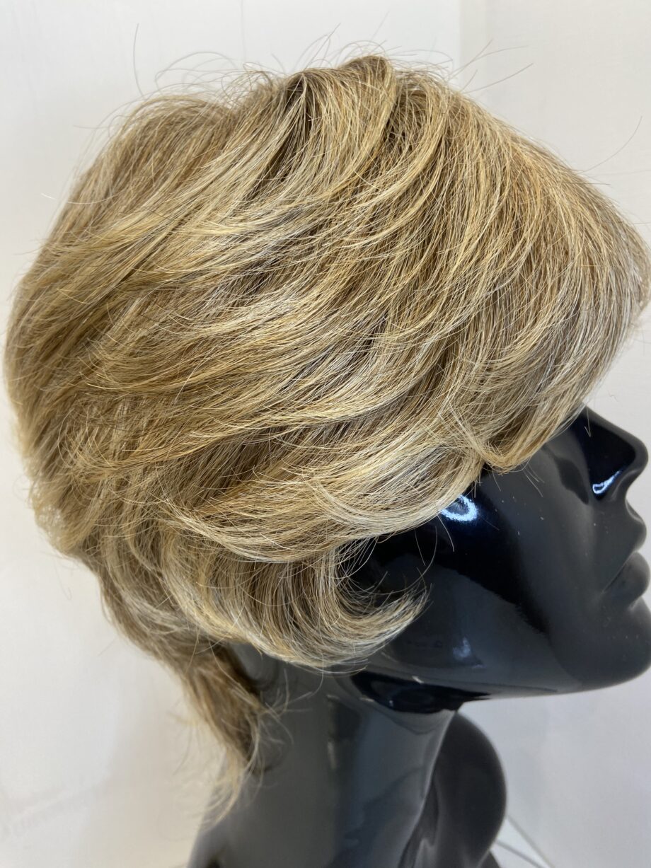 Blonde short wavy wig. Blsw547