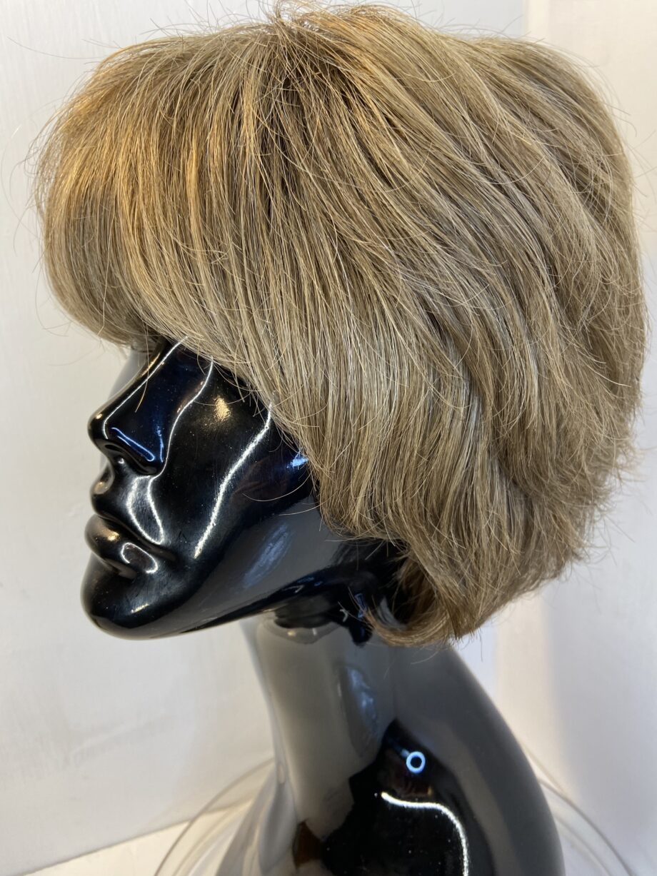 New brown wavy wig. Brss714