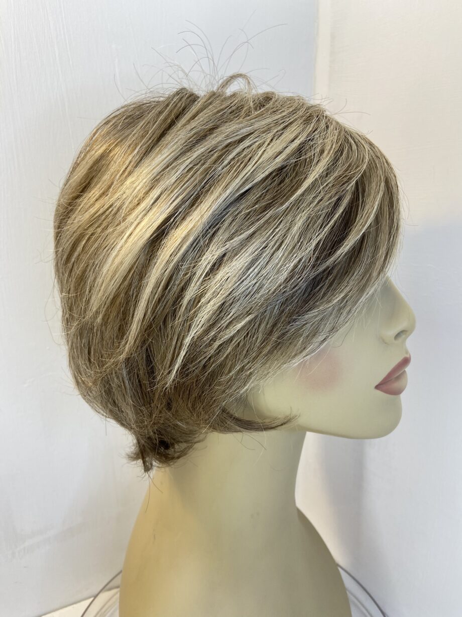 Lovely light brown/ blonde wig. Blms713