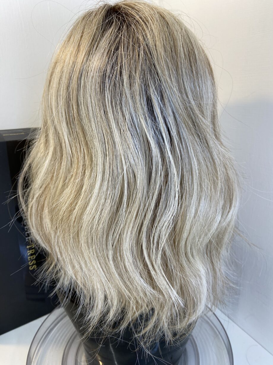 Butter beer blonde long wig. Bbllw370