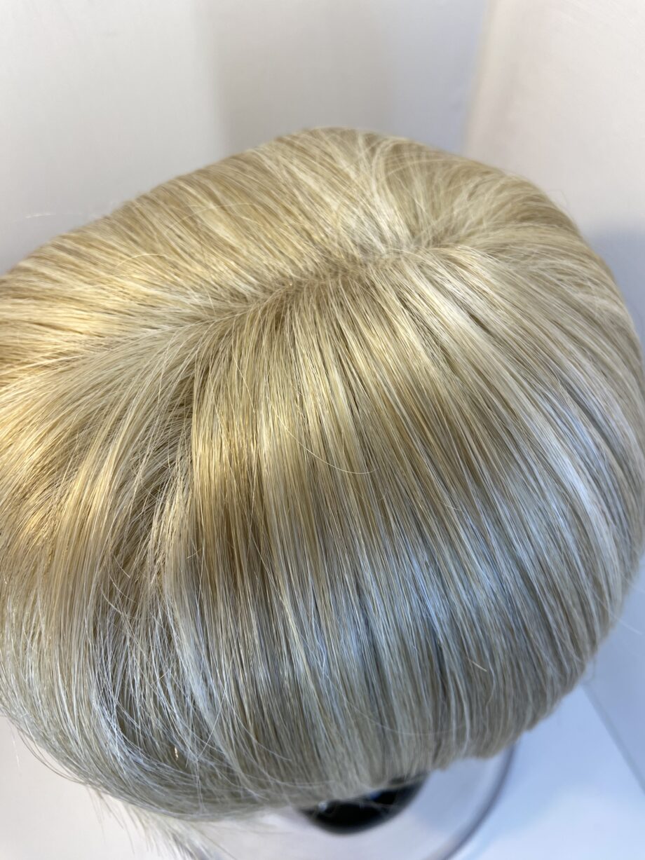 Light blonde Rene of Paris wig. Bblms386