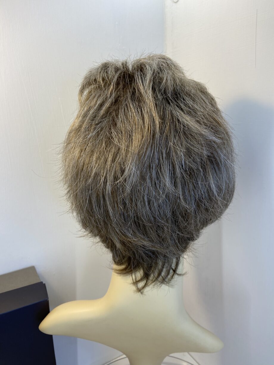 Never worn short brown wig. Bbrss353