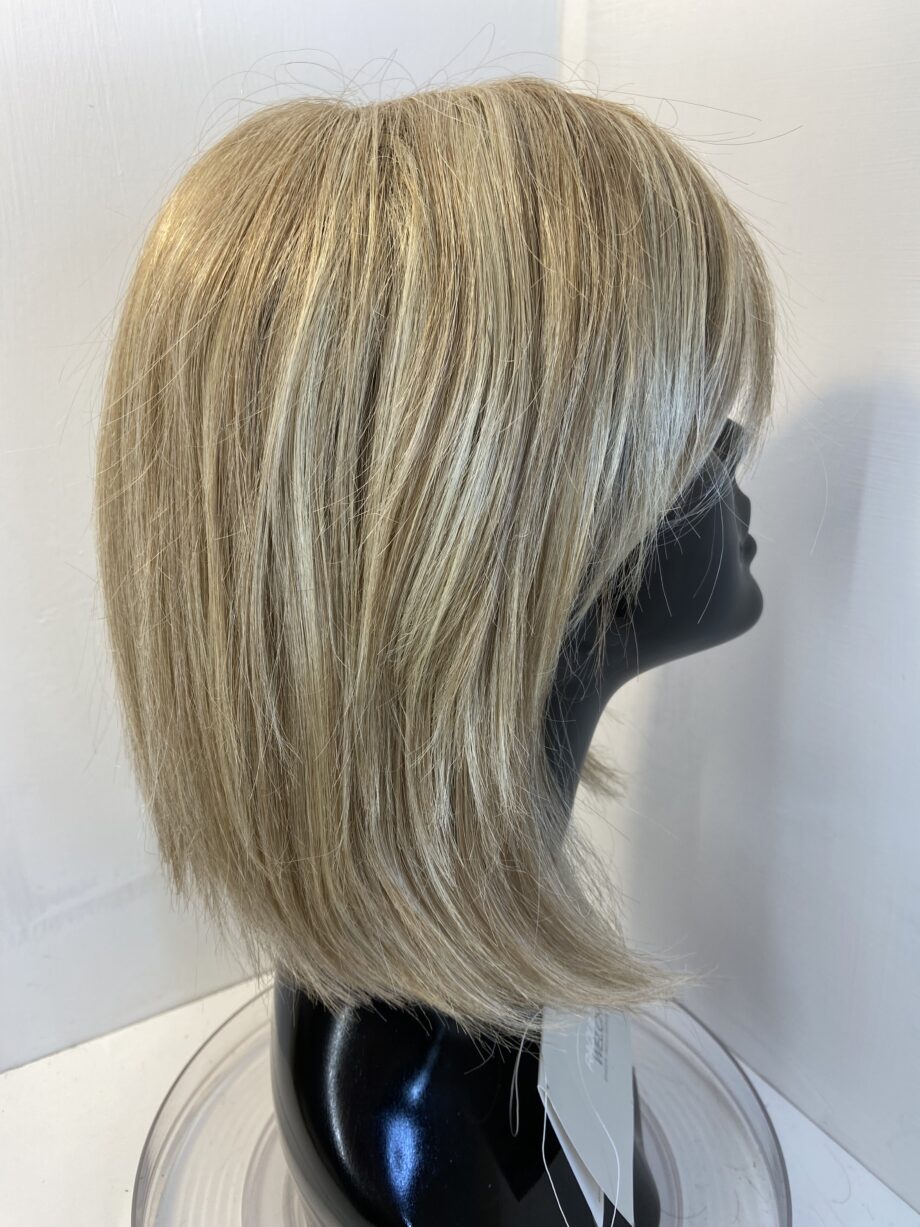 Raquel Welch blonde wig. Blms326