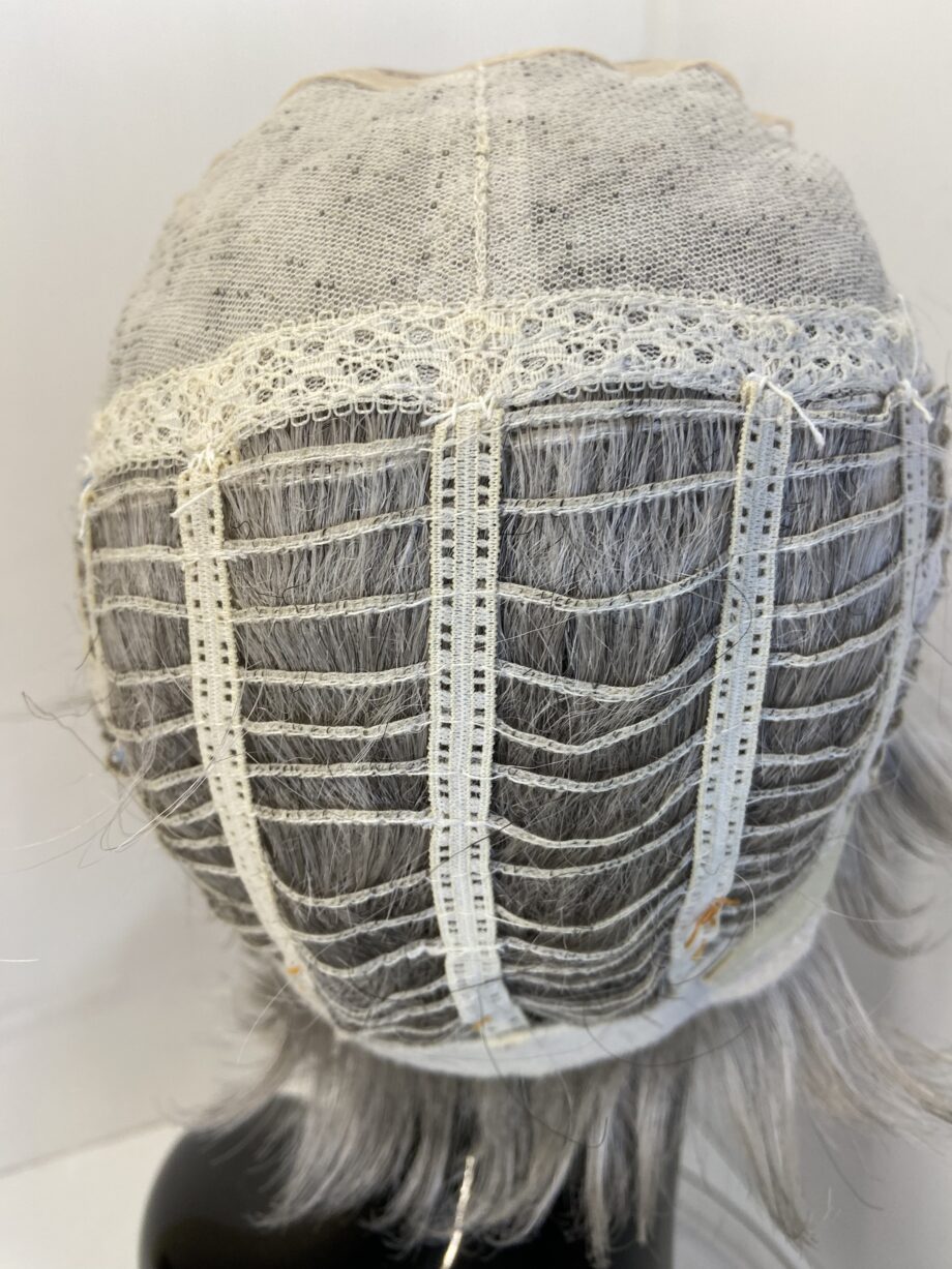 Short grey silver wig. Gss554
