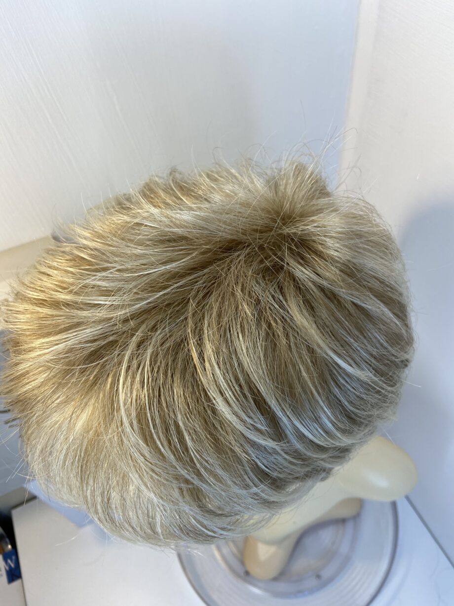 Sugar cookie blonde short boxed wig. Bblss375