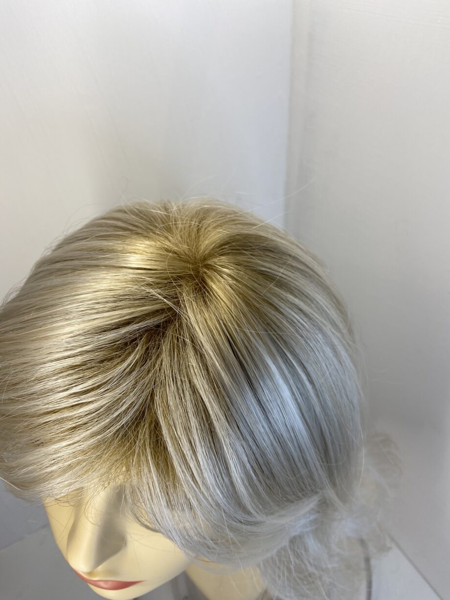 Raquel Welch long blonde wig. Bllw317