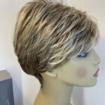 New Raquel Welch light brown wig. Bblss352
