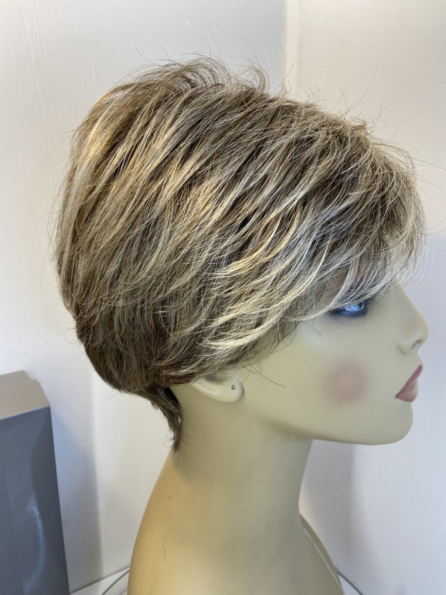 New Raquel Welch light brown wig. Bblss352