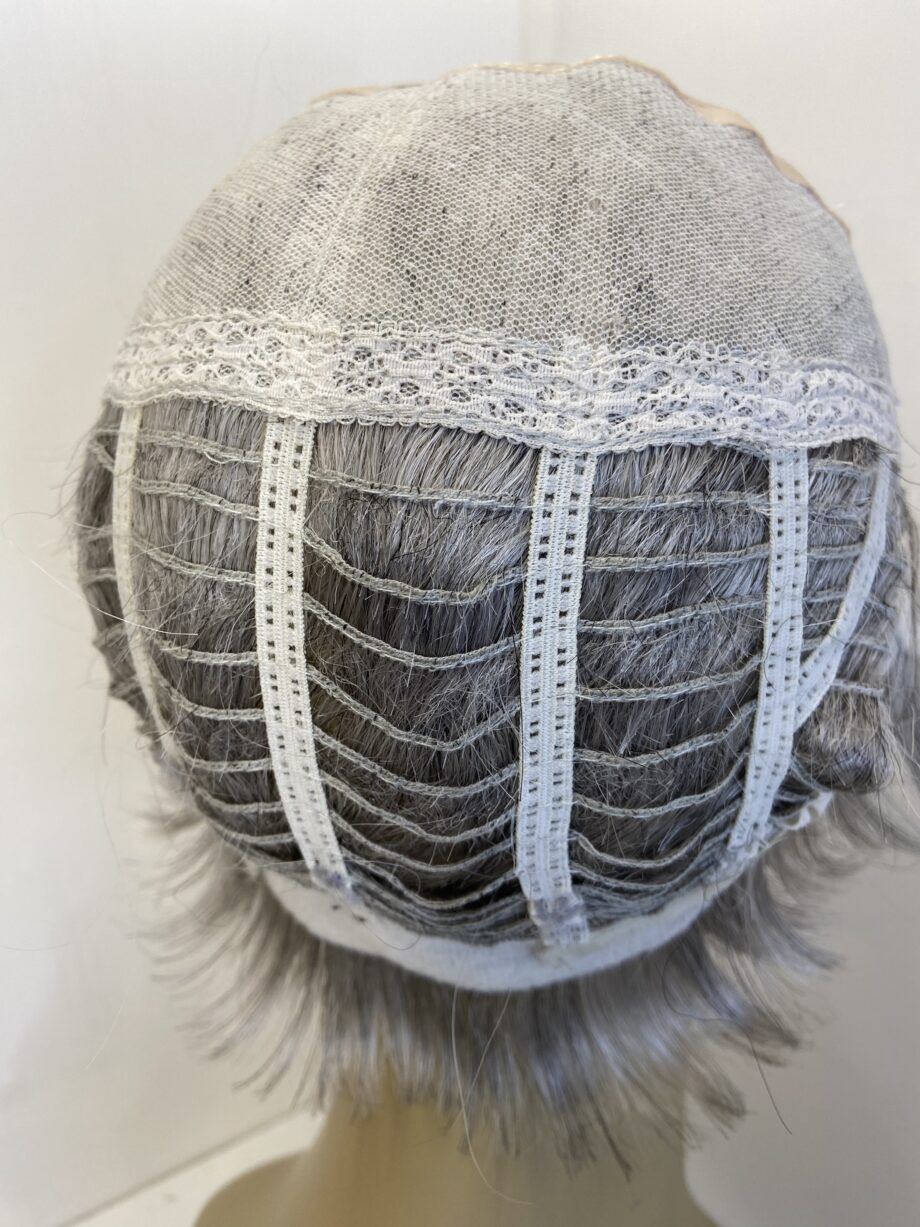 Very smart short silver wig. Gss555