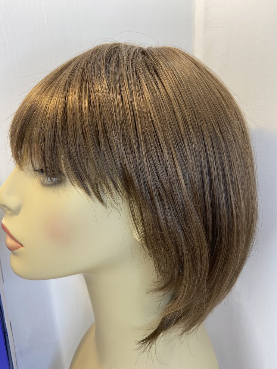Ginger brown mid length wig. Bbrms381