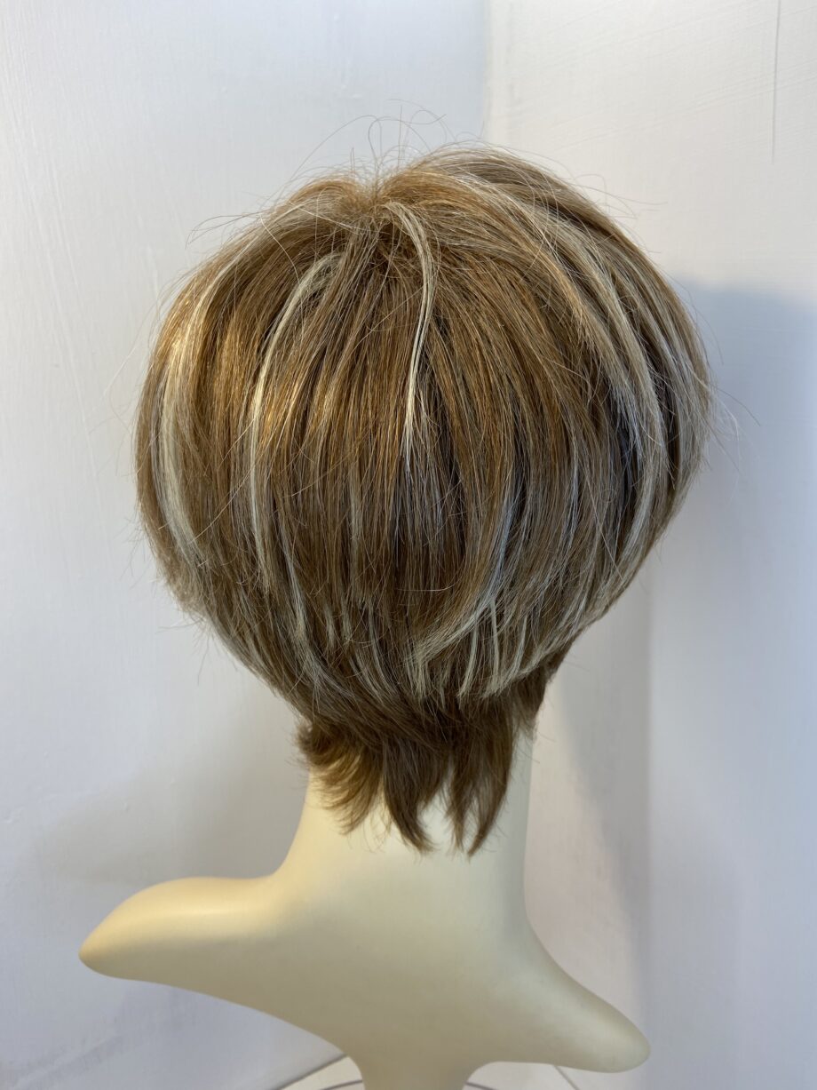 Noriko short blonde highlighted wig. Blss720