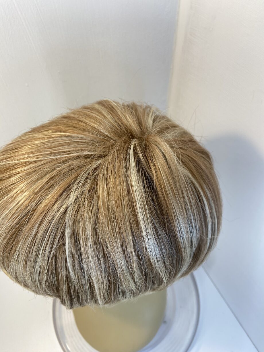 Noriko Short highlighted blonde short wig. Blss719