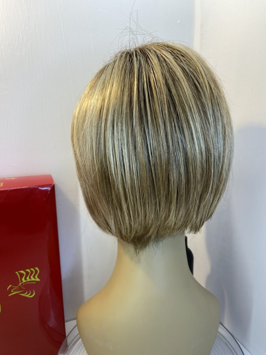 Rene of Paris blonde rooted wig. Bblms374