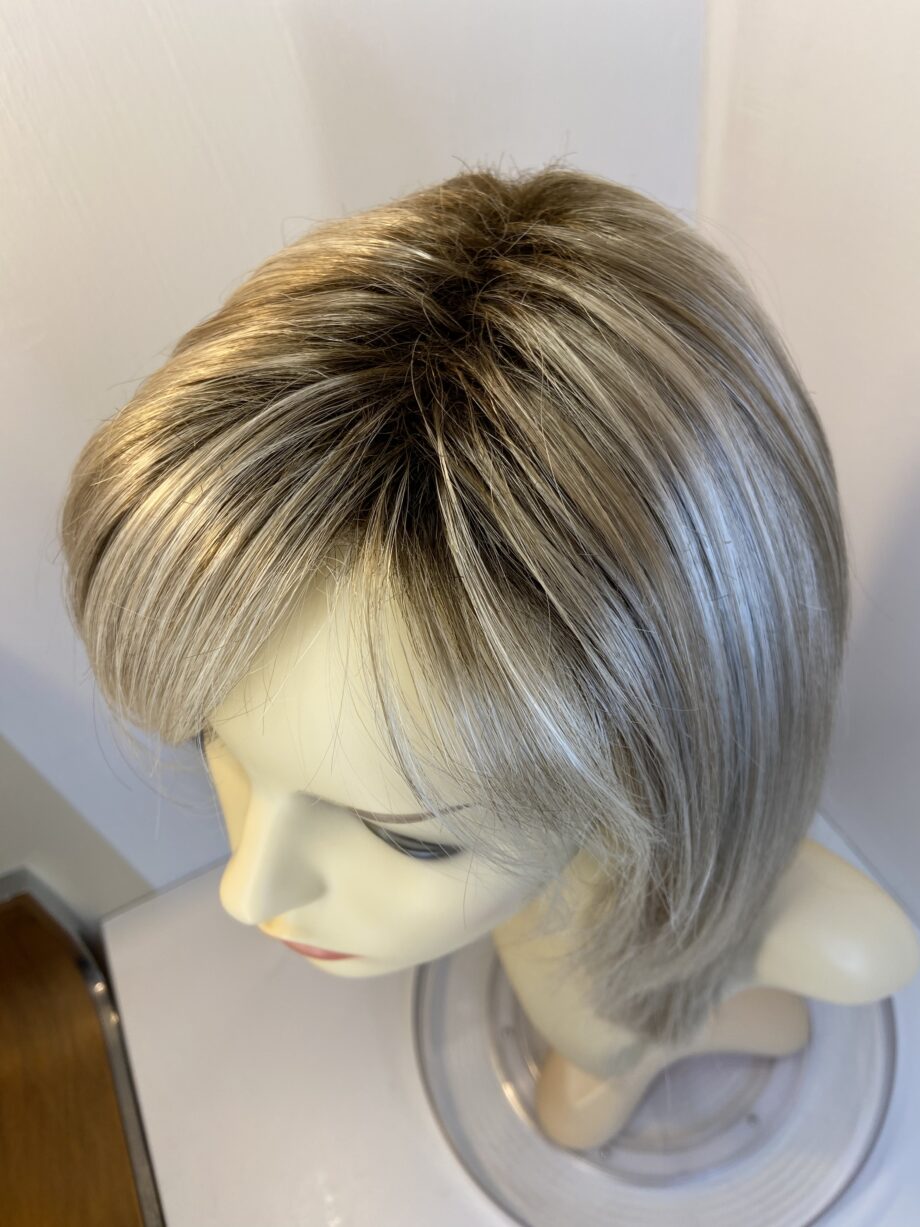 Raquel Welch blonde rooted long wig. Bblls368