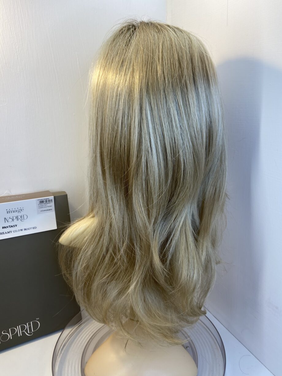 Creamy glow blonde rooted wig. Bbllw365