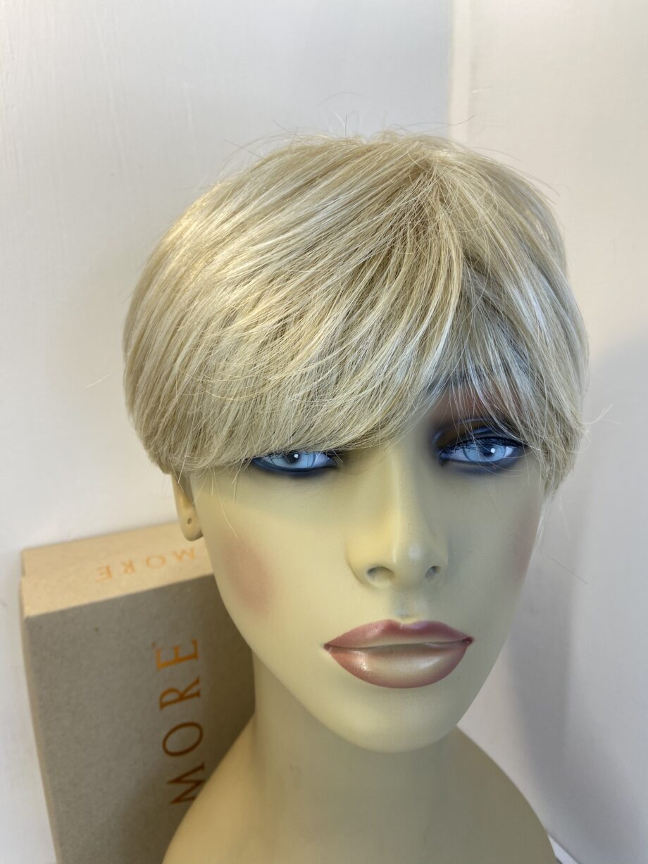 Amore blonde short wig. Bblss388