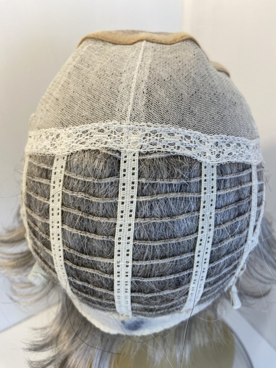 Silver / grey short wig. Gss209