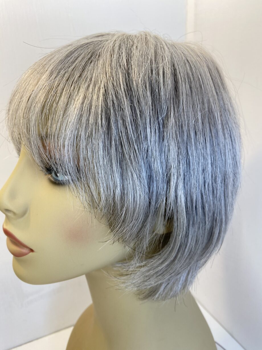 Silver / grey short wig. Gss209