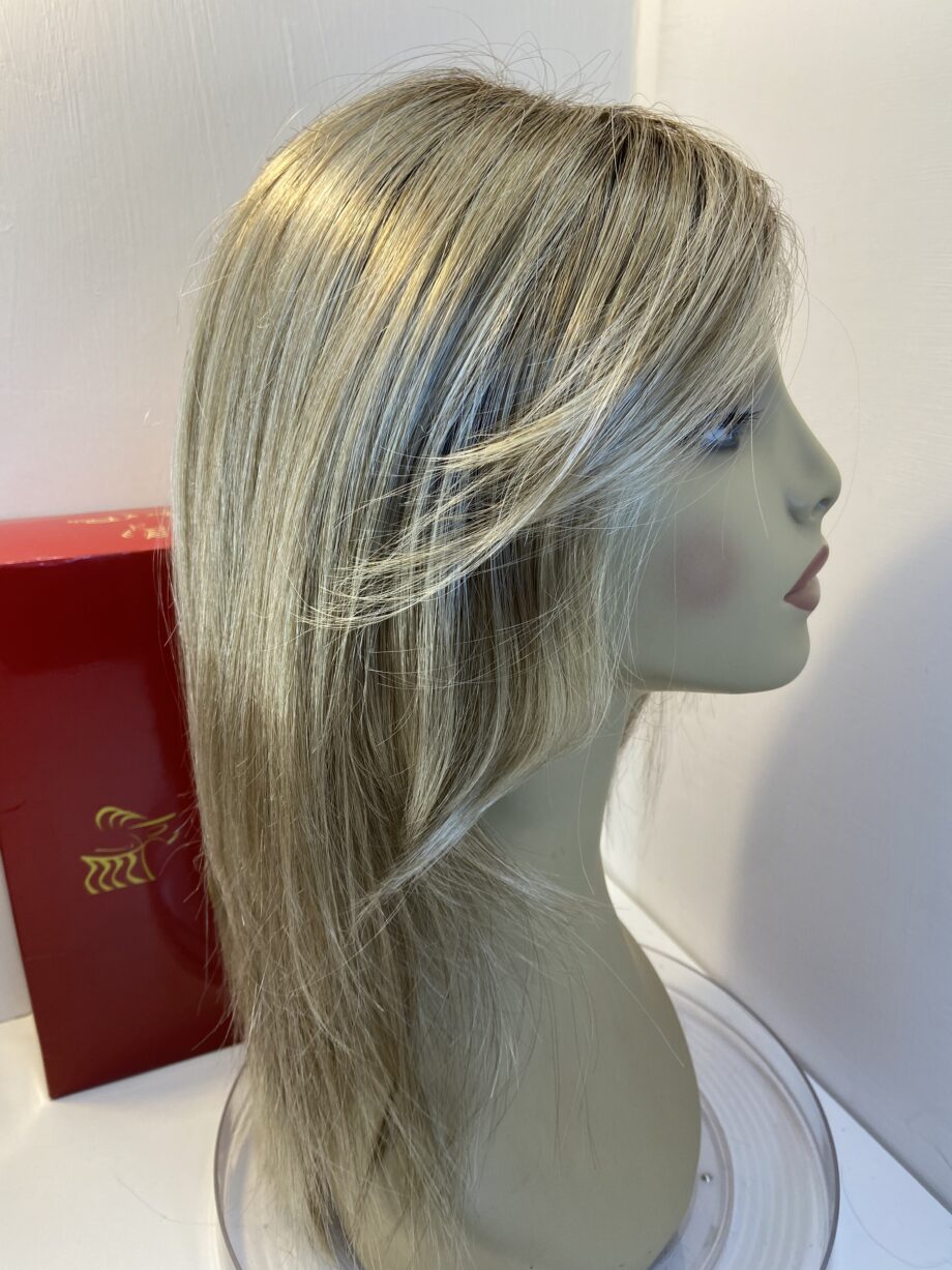 Sandy blonde rooted long wig. Bblls411