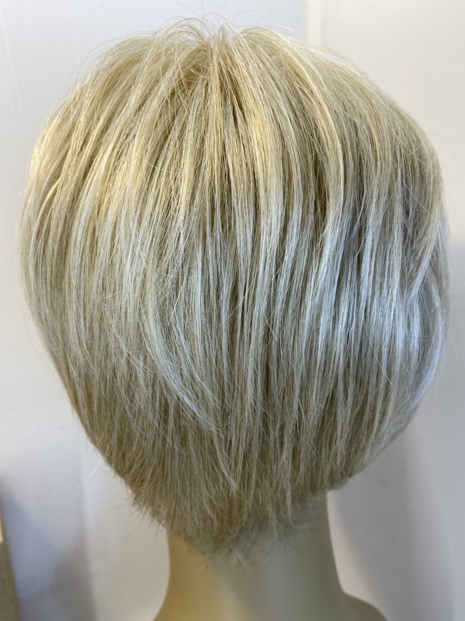Amore blonde short wig. Bblss388