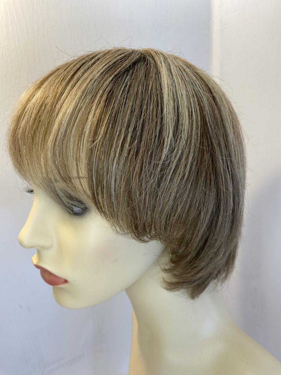 Light brown / blonde mid length wig. Blms635