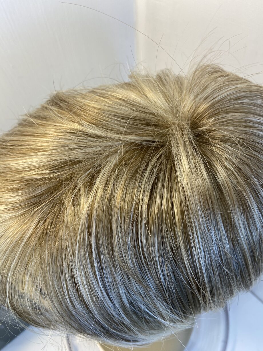 Raquel Welch blonde wig. Bblss407