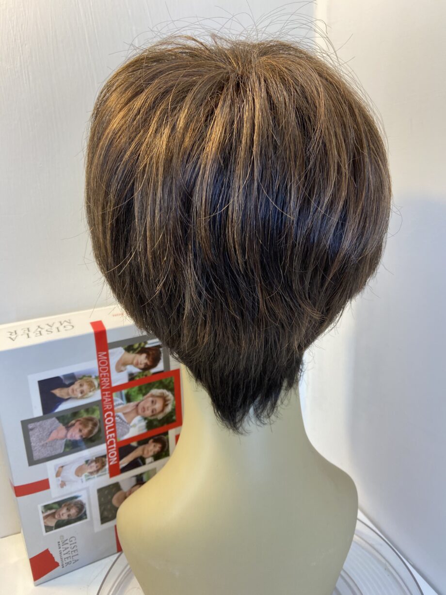 Gisela Mayer brown short wig. Bbrss409