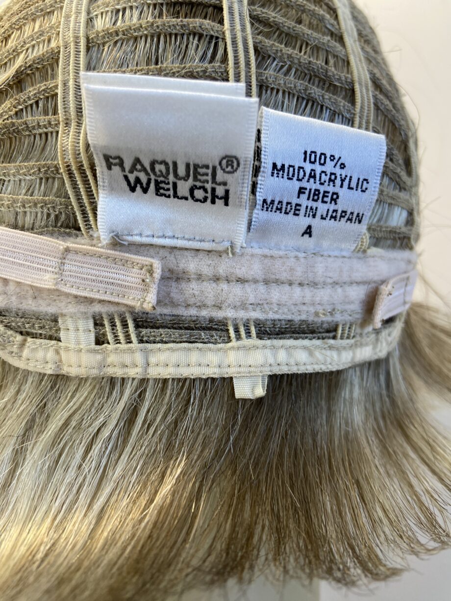 Raquel Welch blonde wig. Bblss407