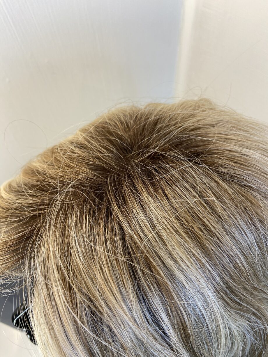 Raquel Welch blonde wavy wig. Bbllw413