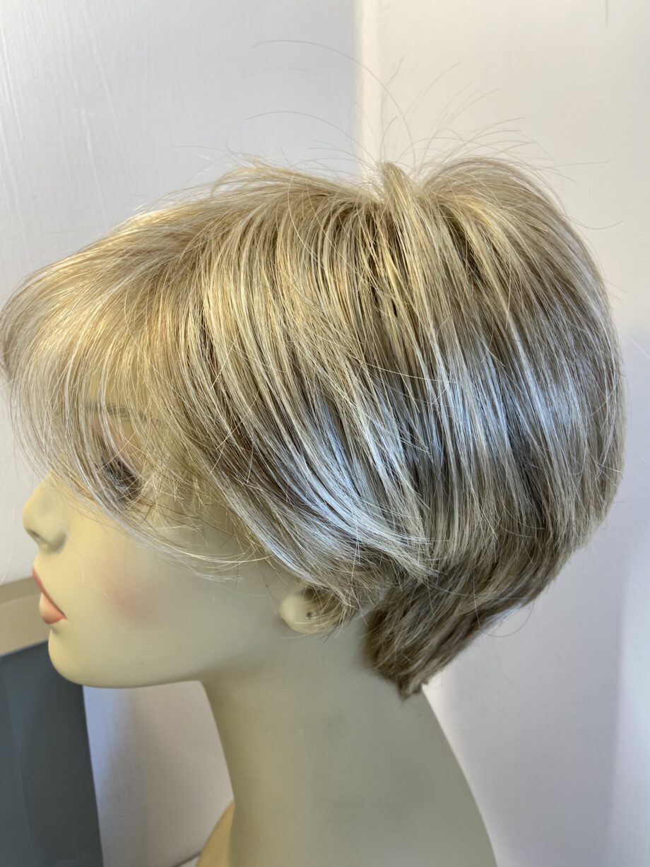 Raquel Welch blonde wig. Bblss407
