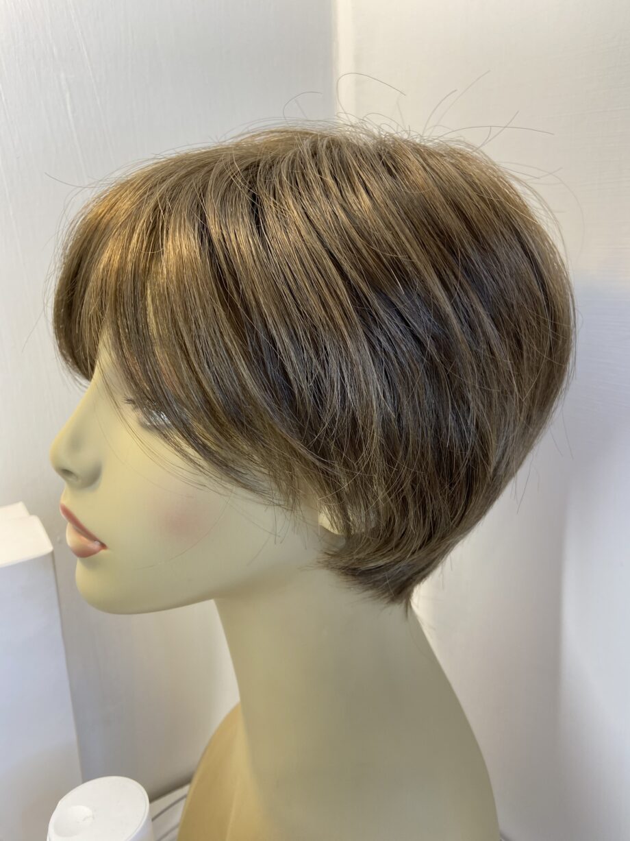 Short brown wig with products. Bbrss407