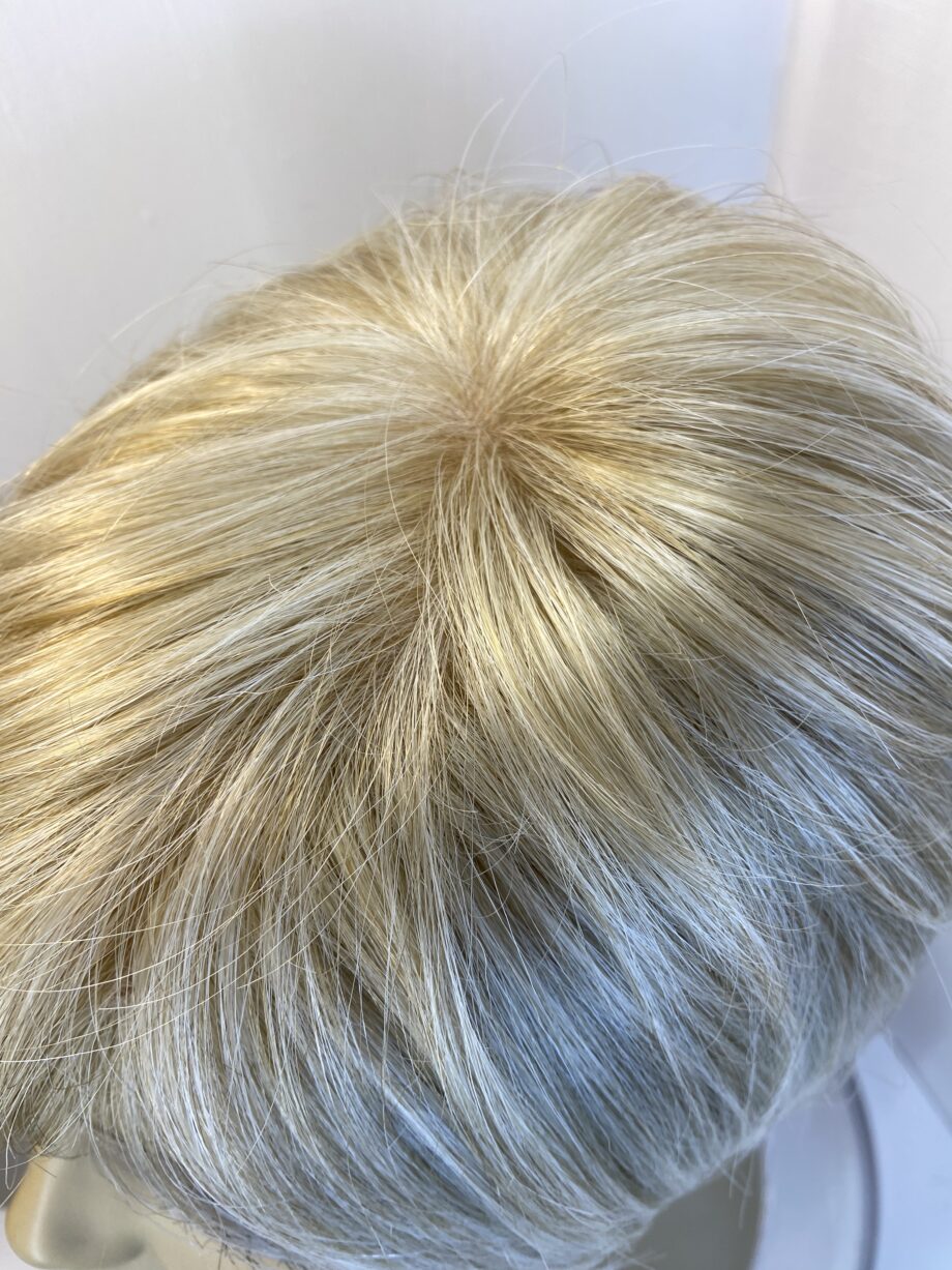Amore blonde short wig. Bblss388