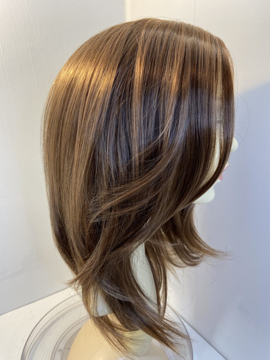 Long shiny auburn wig. Brls904