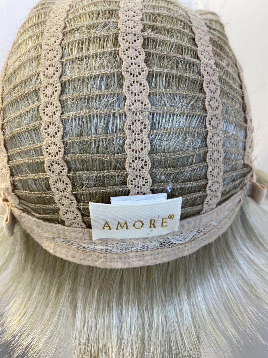 Amore blonde short wig. Bblss388