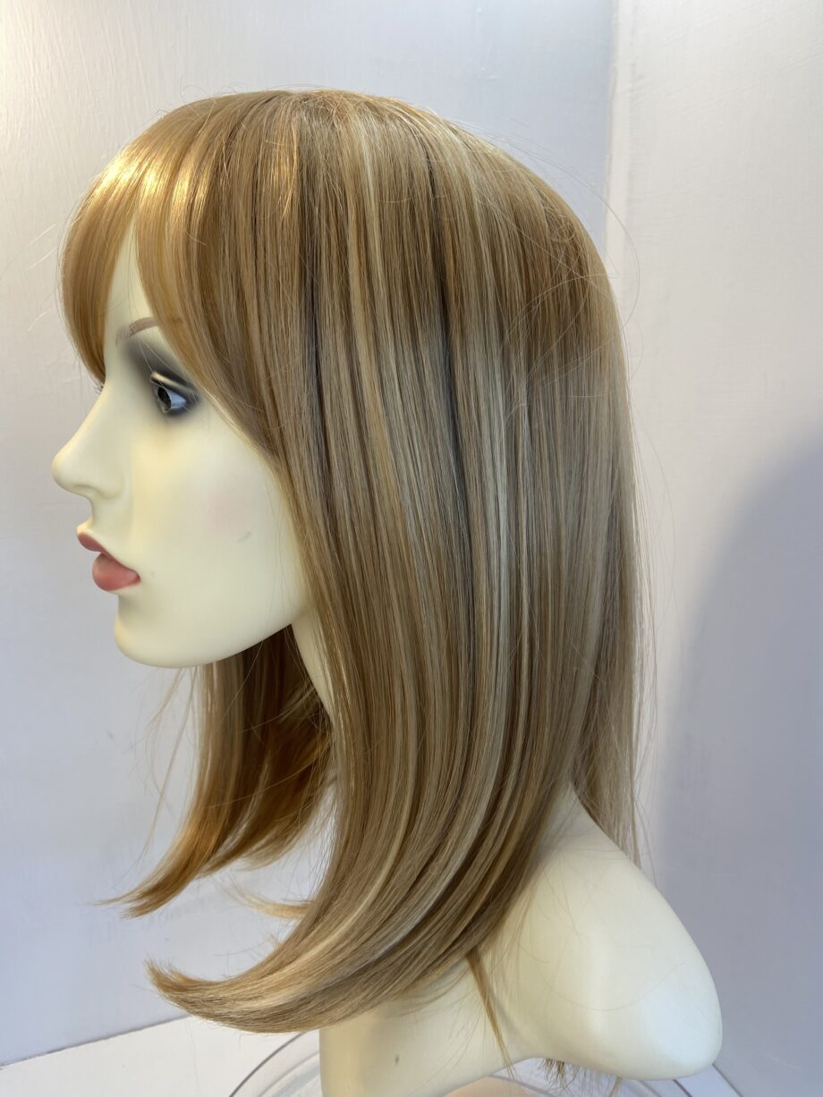 New highlighted honey blonde long wig. Blls632