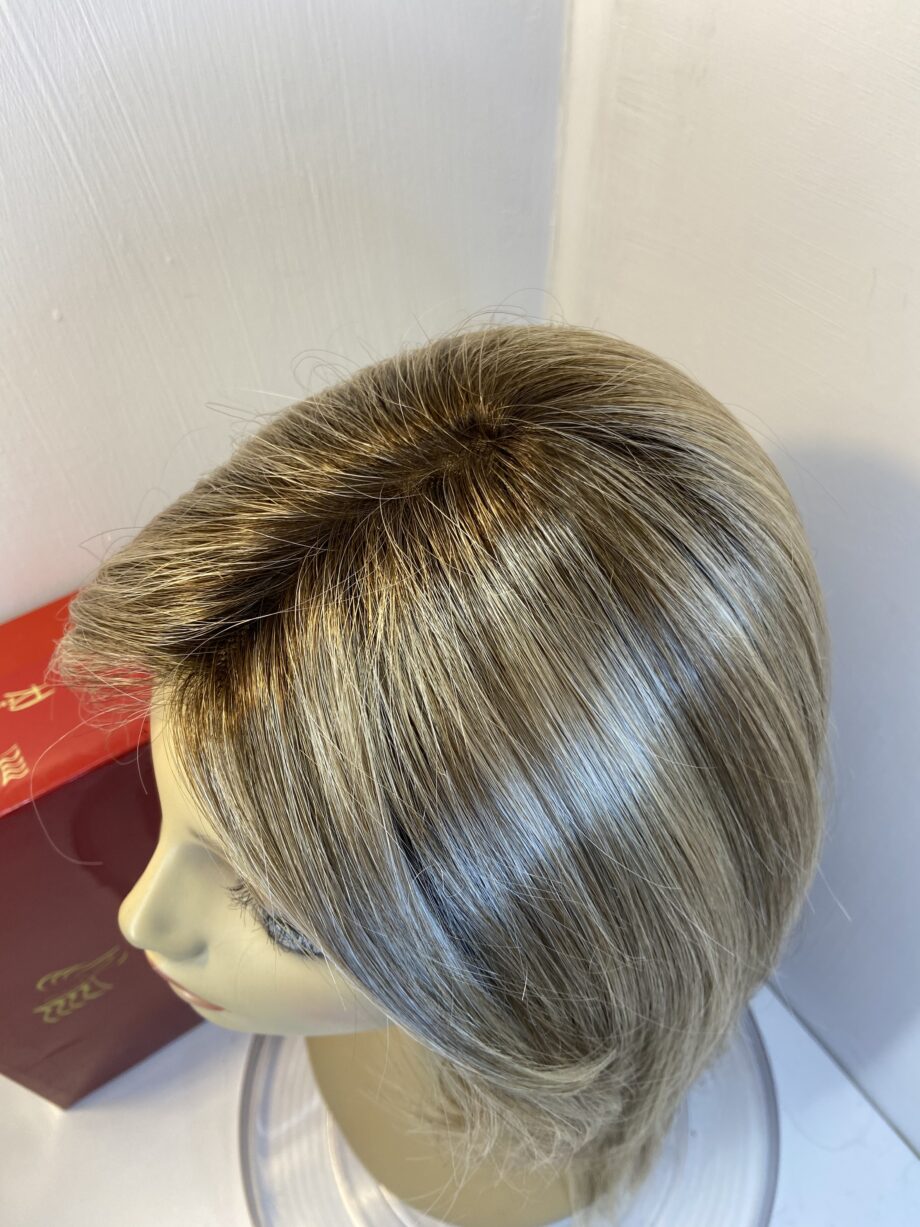 Sandy blonde rooted long wig. Bblls411