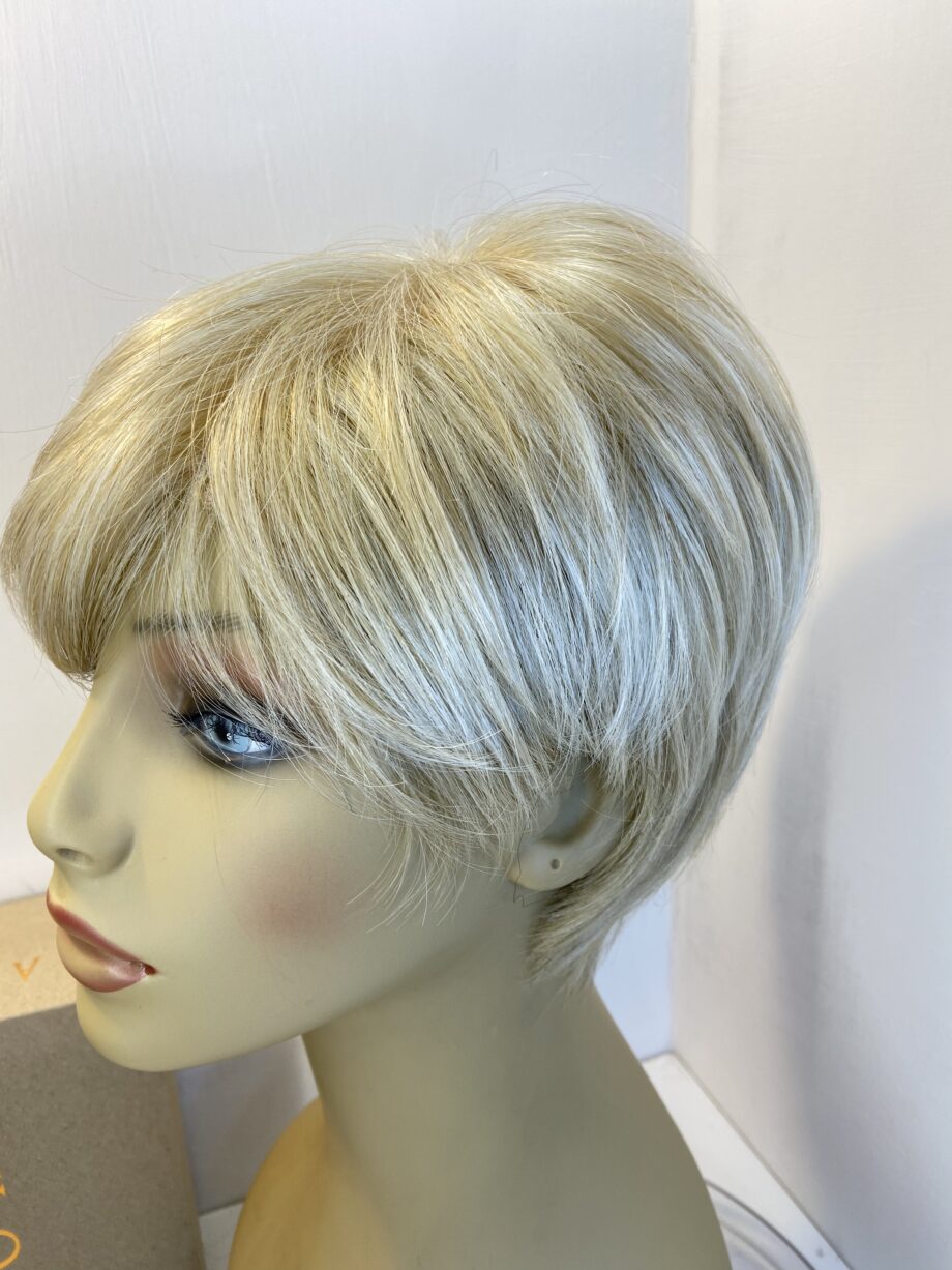 Amore blonde short wig. Bblss388