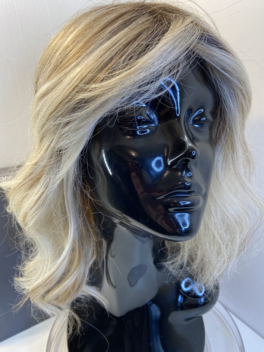 Raquel Welch blonde wavy wig. Bbllw413