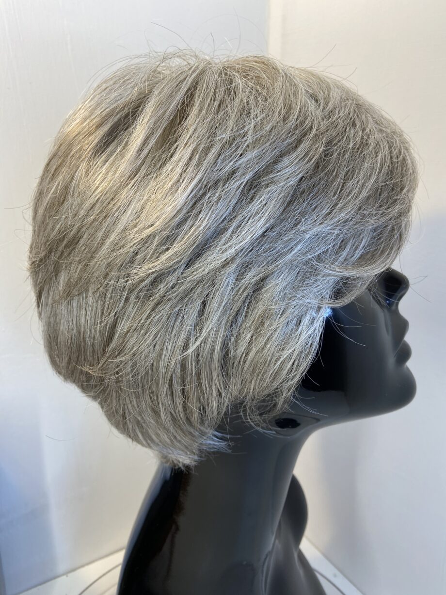 Silver grey short wig. Bgss390