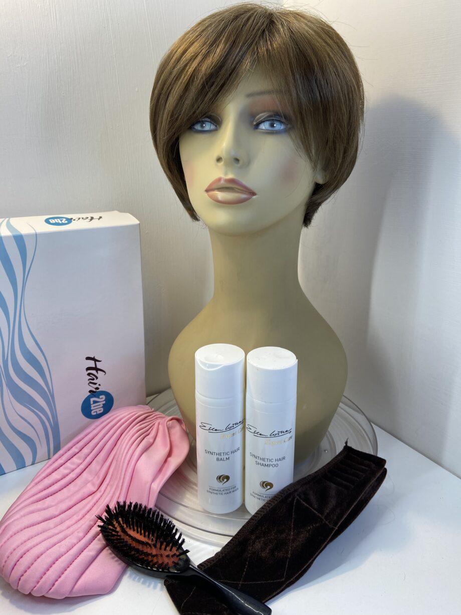 Short brown wig with products. Bbrss407