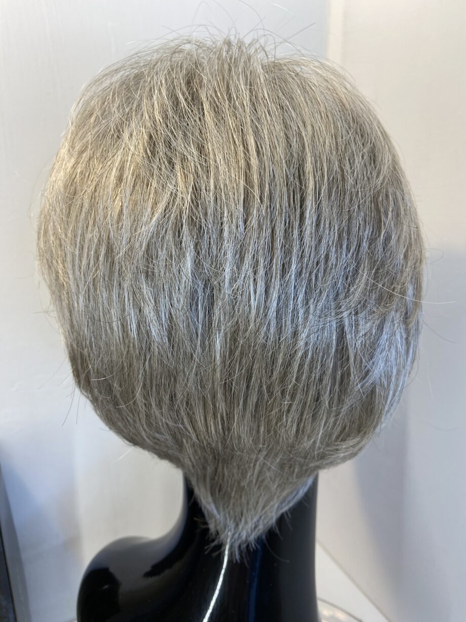 Silver grey short wig. Bgss390