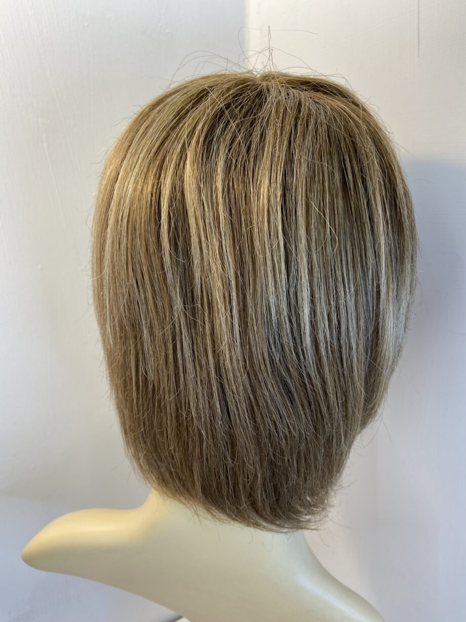 Light brown / blonde mid length wig. Blms635