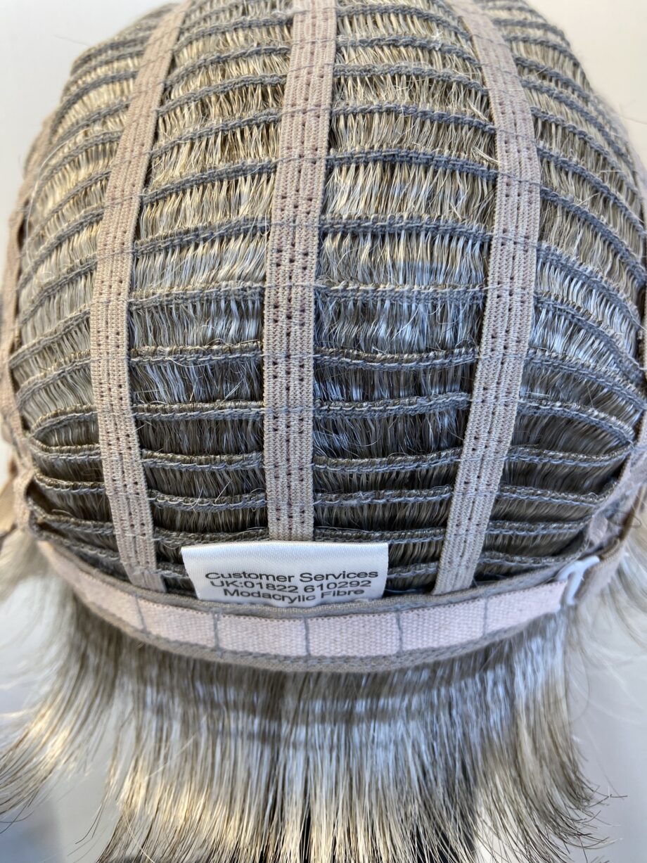 Silver grey short wig. Bgss390