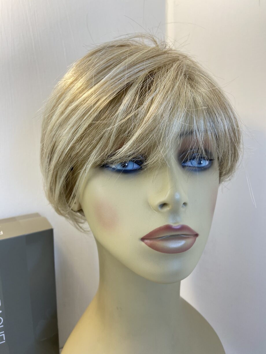 Raquel Welch blonde wig. Bblss407