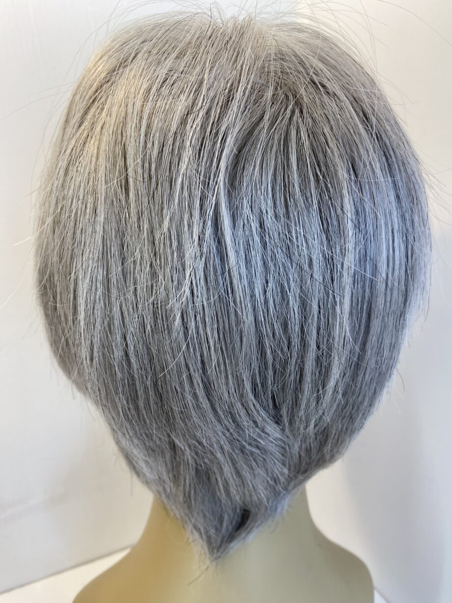 Silver / grey short wig. Gss209