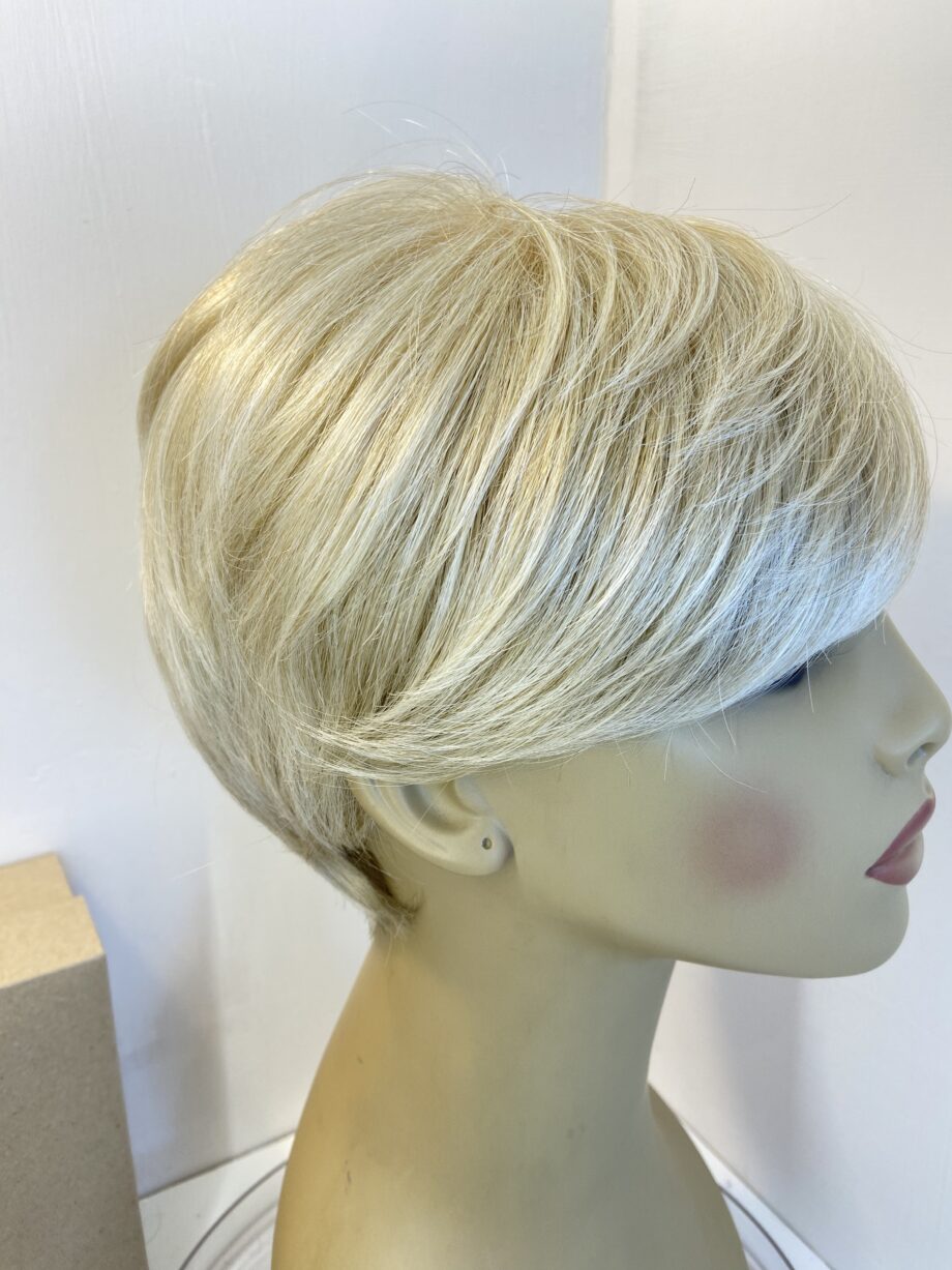 Amore blonde short wig. Bblss388