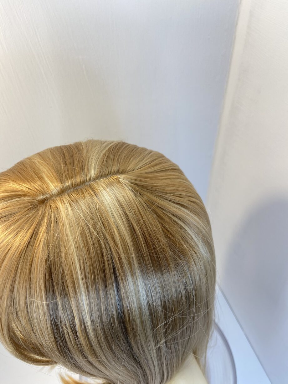 New highlighted honey blonde long wig. Blls632
