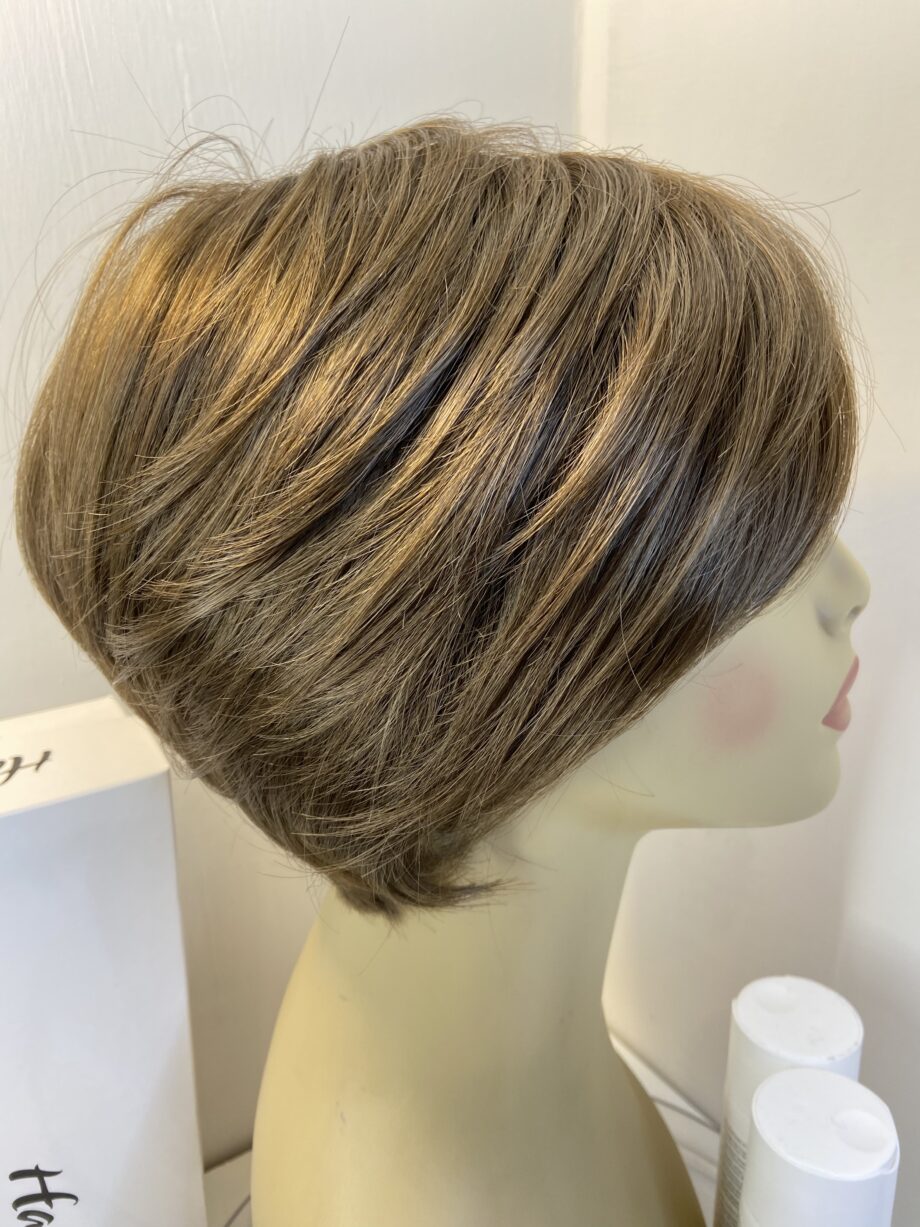 Short brown wig with products. Bbrss407